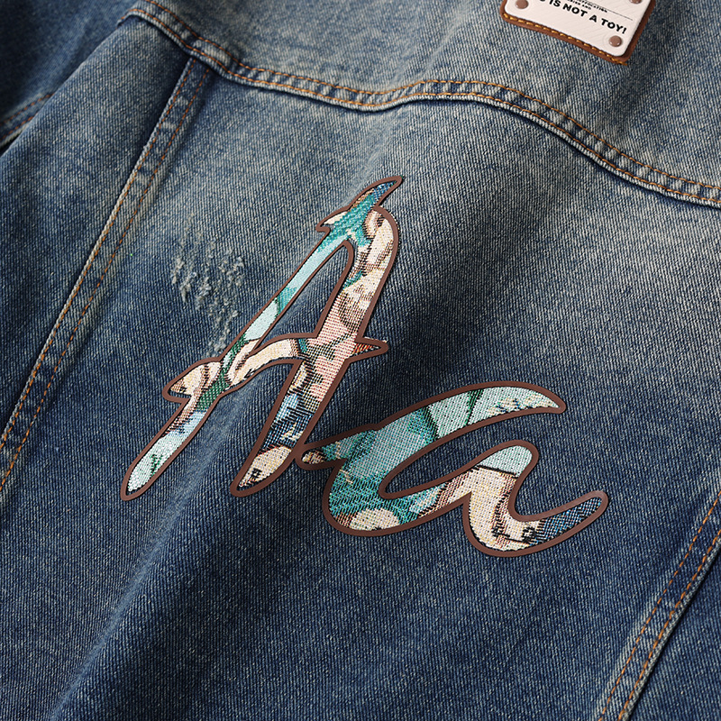 Herr denimjacka med broderi lös passform tvättad blå_voghion.com