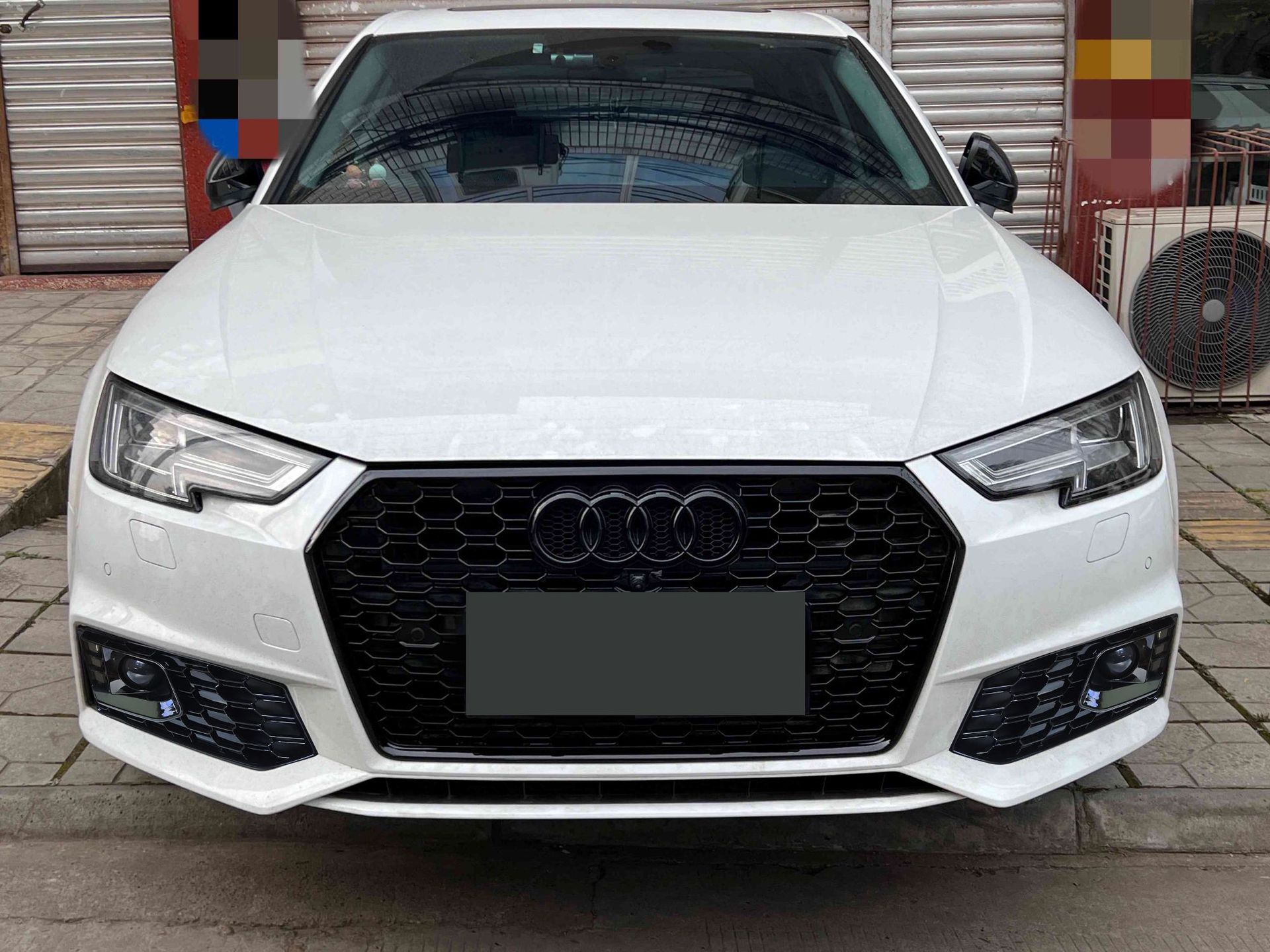 Applicable to 2017 2018 2019 Audi A4 front bumper fog lamp grille modified honeycomb bright black lampshade
