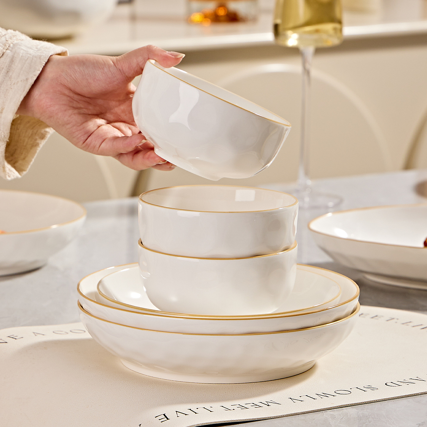 Juego de platos de alto valor de color bajo vidriado Tazón de cerámica para el hogar simple Plato al por mayor Palillos Tazón de sopa Tazón de fideos Tazón de arroz