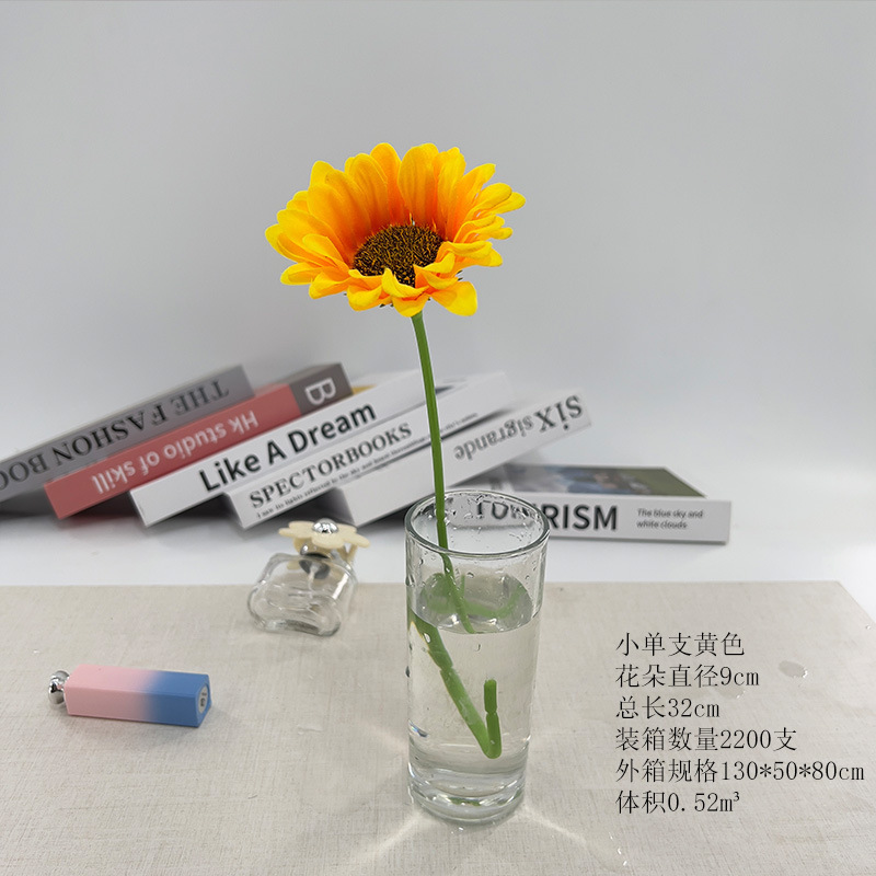 ヒマワリのシミュレーション花の卸売り家の客間に結婚祝いの花芸の装飾道具の造花の花束を飾っています。|undefined