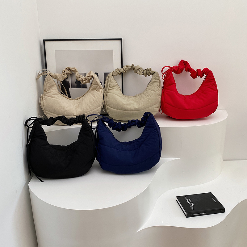 Bolso debajo de la axila para mujeres 2025 primavera nuevo diseño bolso plegado simple nicho bolso de hombro de mujeres