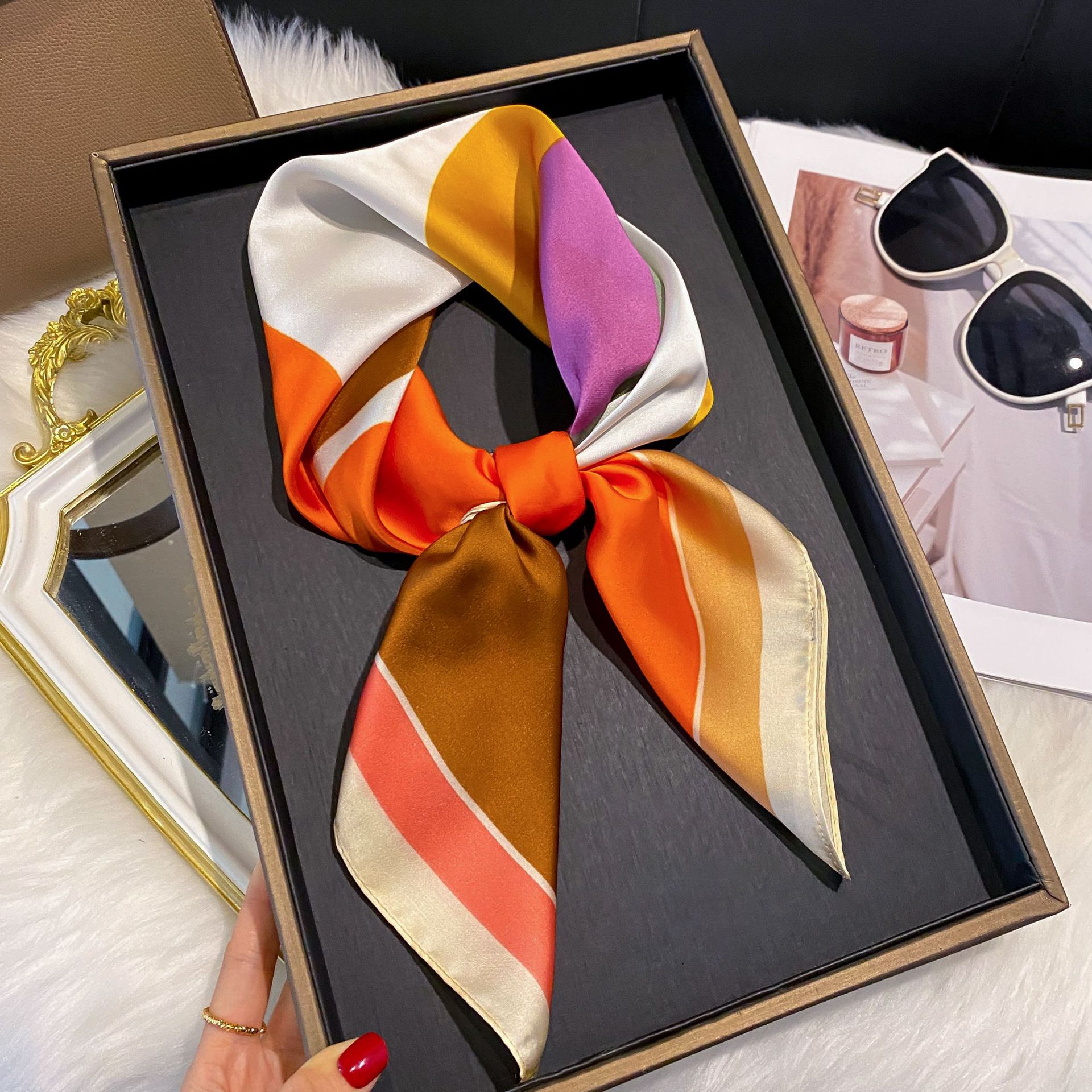Foulard in raso versatile per donna quadrato effetto seta_voghion.com