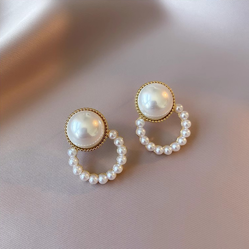 Aguja de plata Pendientes de perlas circulares coreanos Pendientes de diseño de nicho de sentido de alto nivel simple femenino Pendientes de temperamento de moda al por mayor