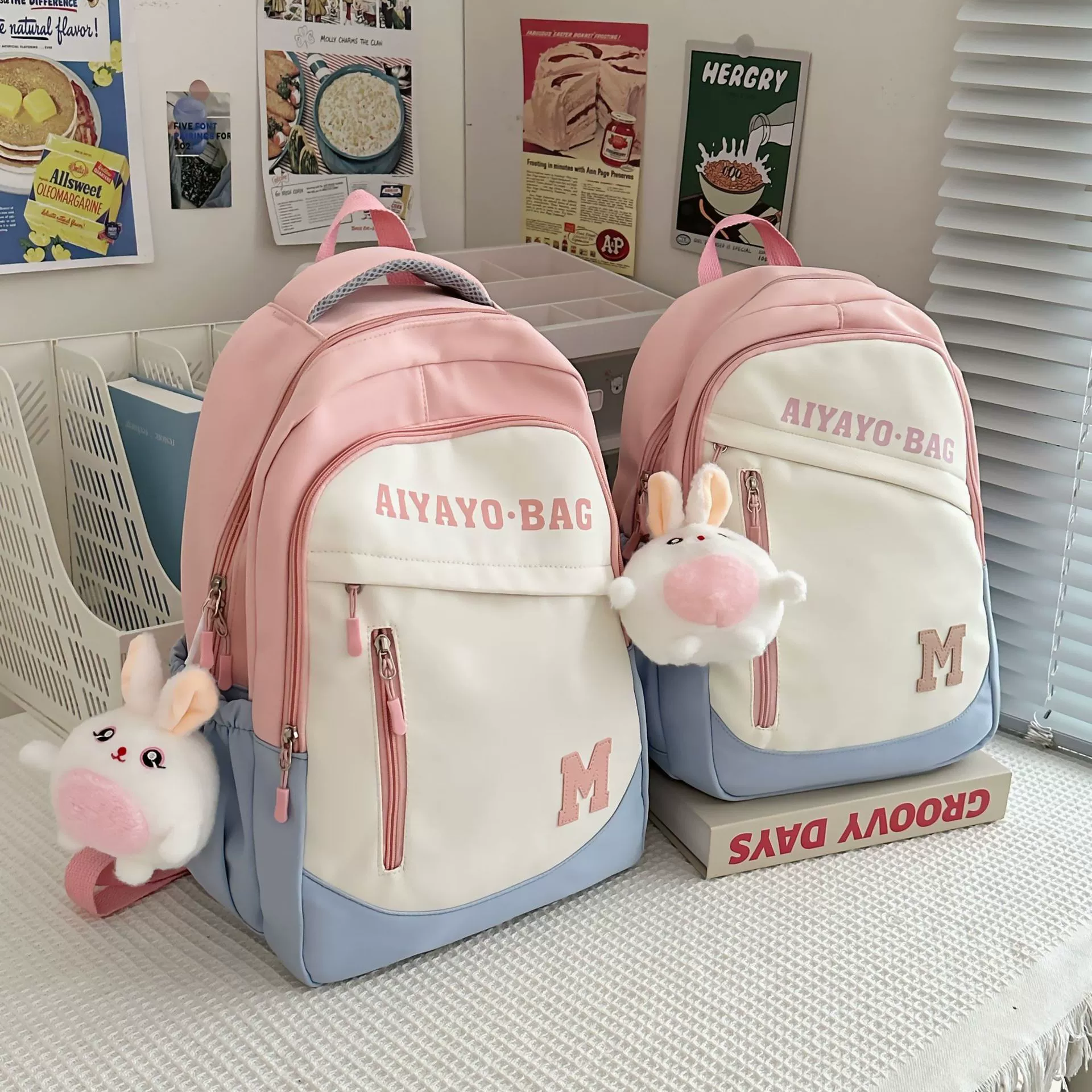 Capacious backpack, waterproof wear-resistant small school bag, simple and elegant design