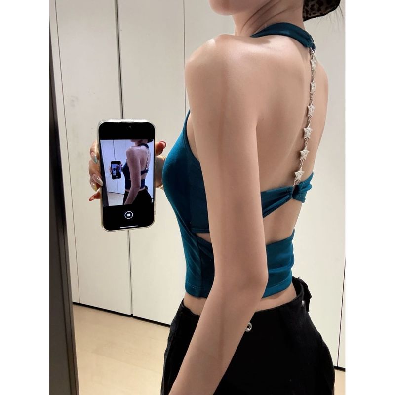 タイの美しいホットガールはピーコックブルーのバックレス2025ノースリーブキャミソール女性用ホルターネックトップを着用しています|undefined