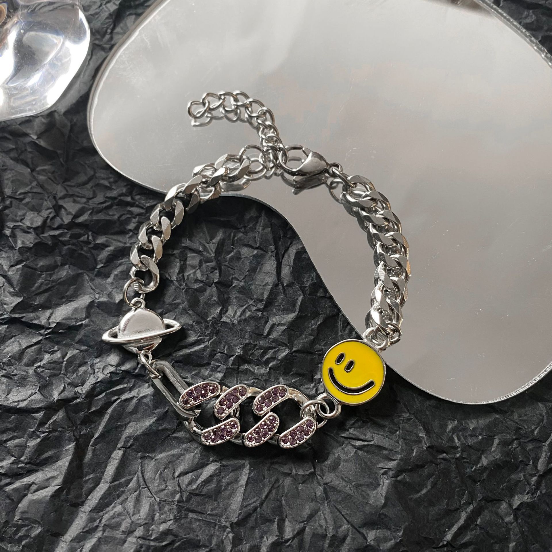 Unieke en veelzijdige unisex ketting met smileygezicht en planeetmotief, bezet met diamanten, gemaakt van titaniumstaal, in Cubaanse stijl._voghion.com