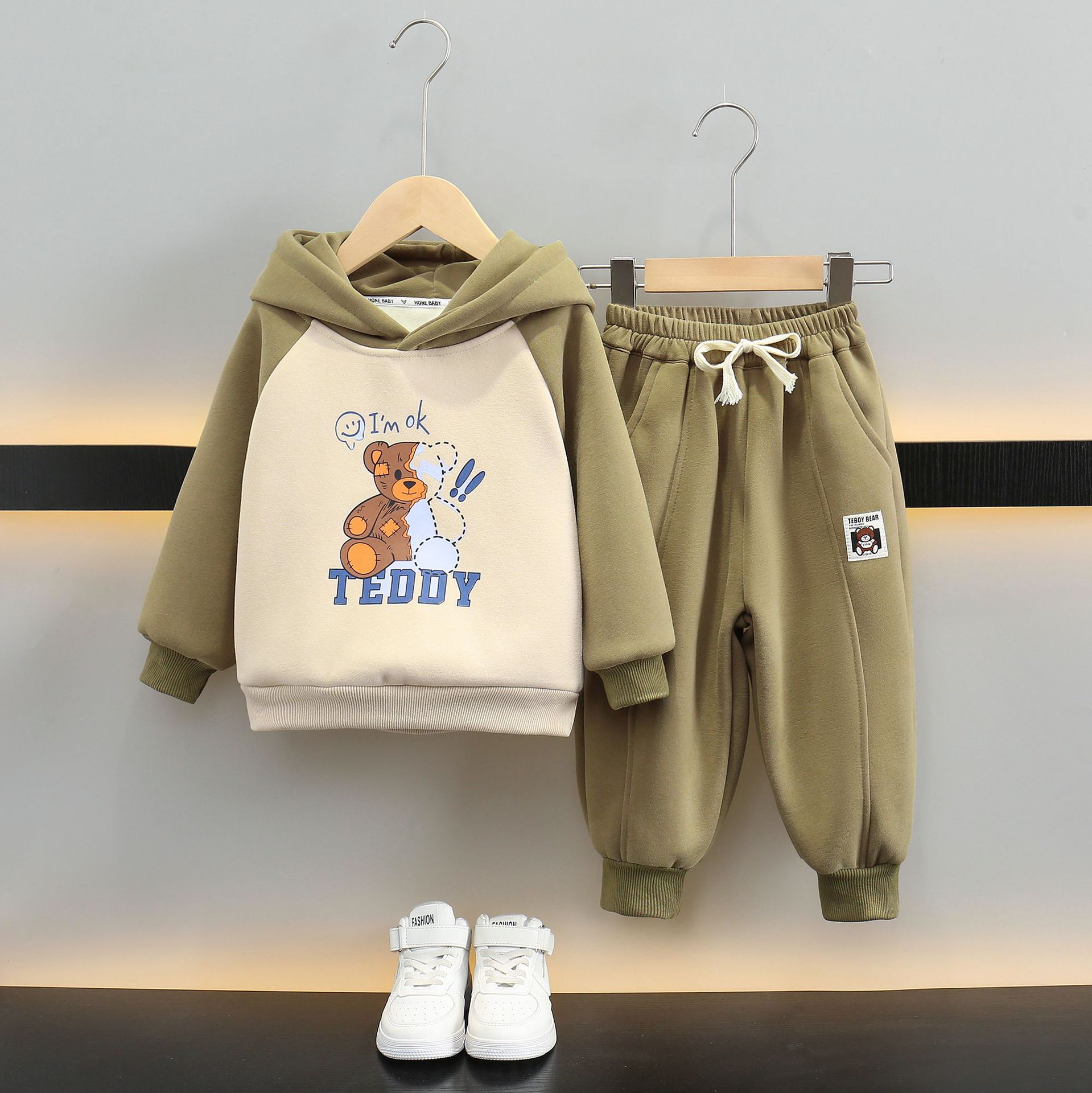 6747 Traje de terciopelo para niños 2024 Otoño e invierno Nuevo estilo Suéter grueso para niños Traje de dos piezas deportivo para niños y bebés