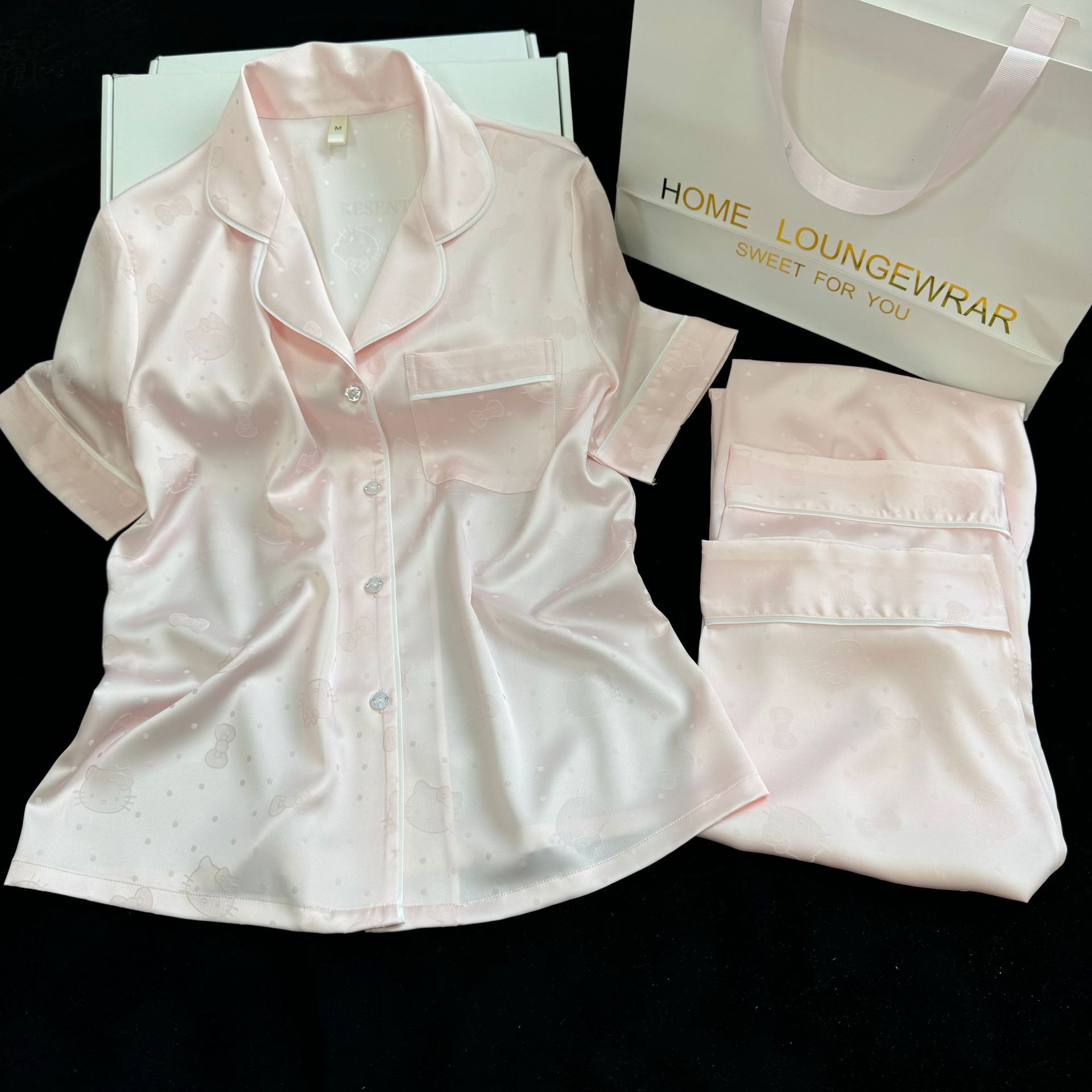 핑크색 반팔 바지