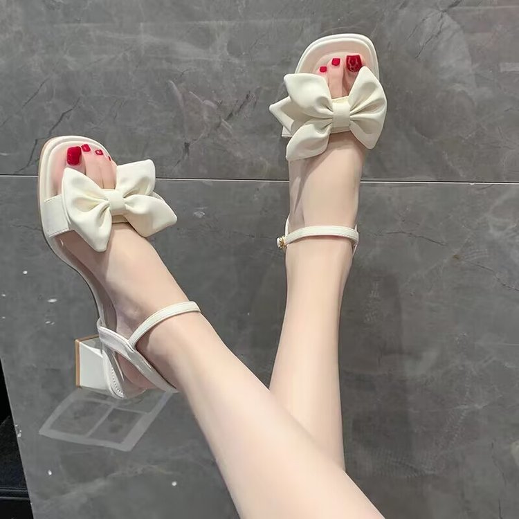 Zapatos de cuero suave de tacones altos para mujeres verano 2024 nueva moda de arco de arco universal cómodo con sandalias de tacones gruesos para mujeres