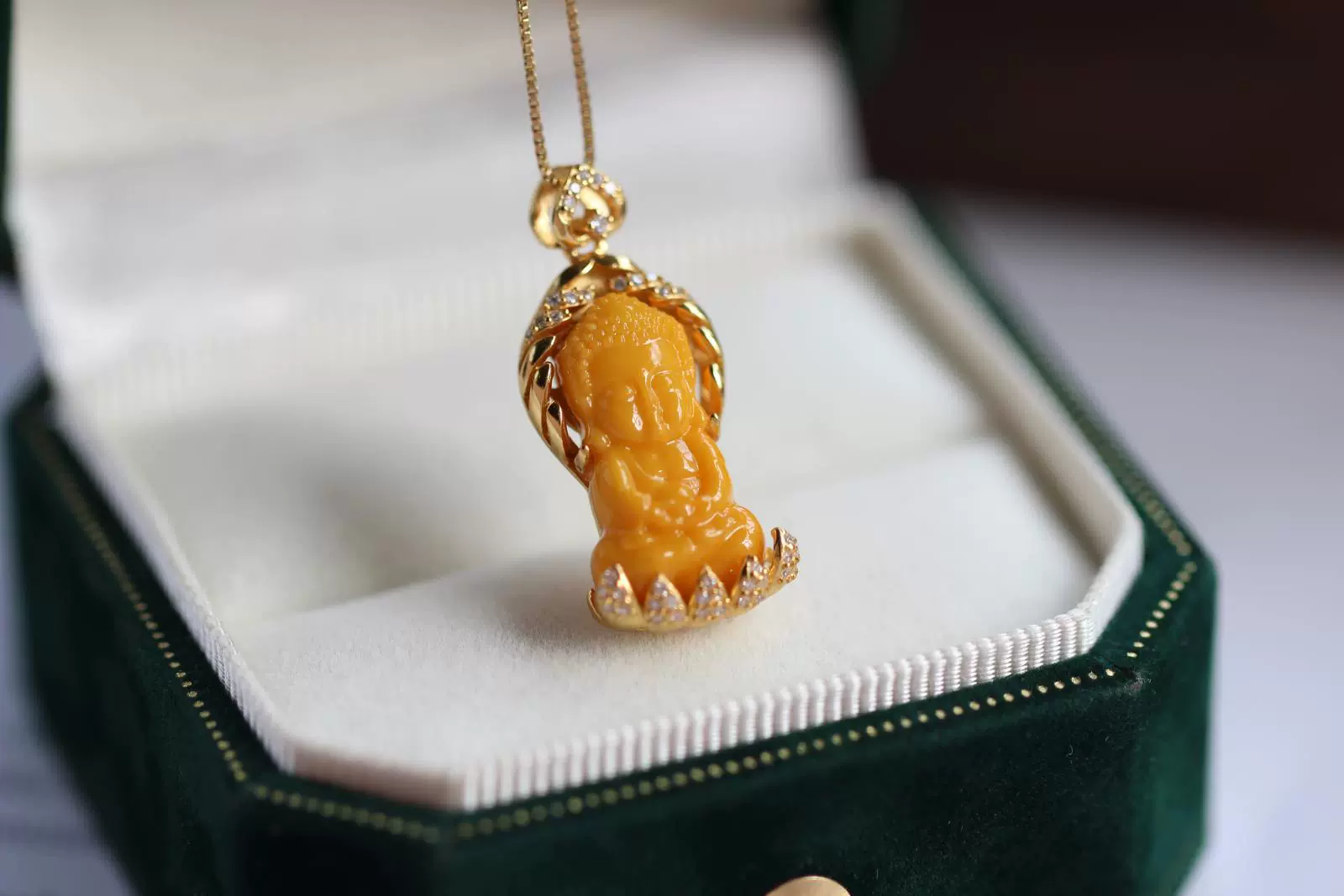 Натуральное куриное масло, желтый старый пчелиный воск, подвеска «Детский Будда», серебро 925 пробы, прецизионная инкрустация, свободный камень, около 10 × 18 мм