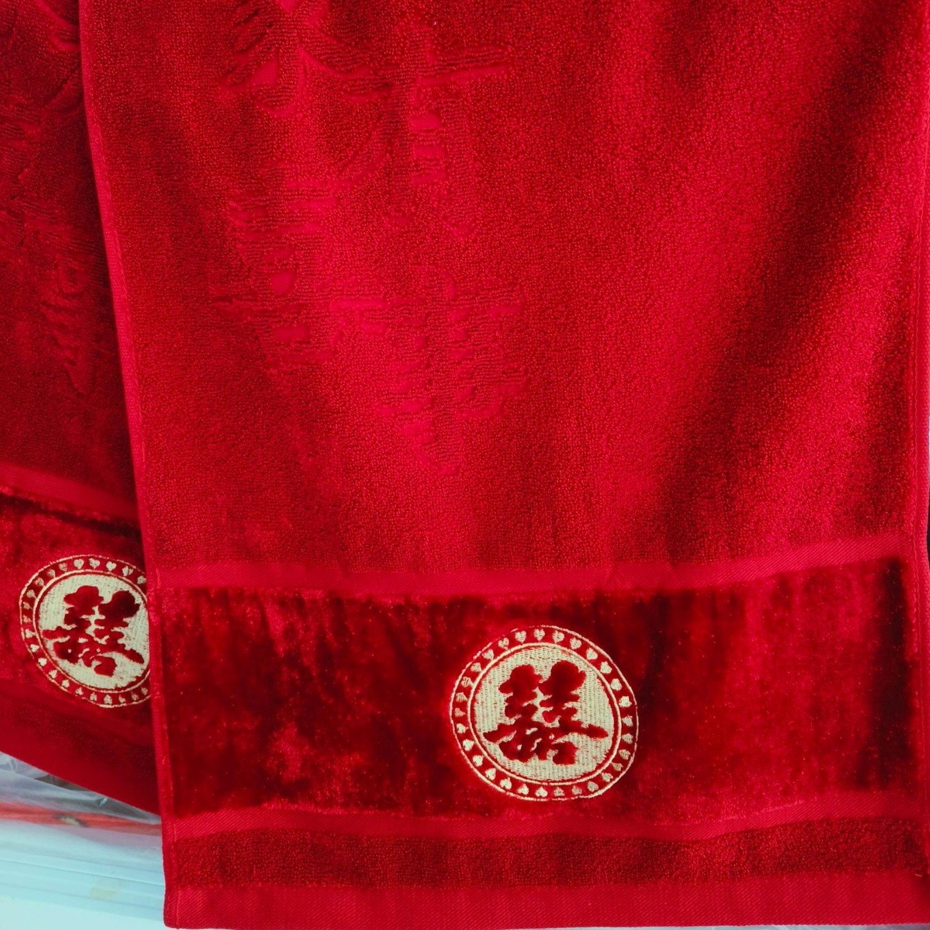 Бархатные вышитые словами «Счастливые слова» бордового цвета