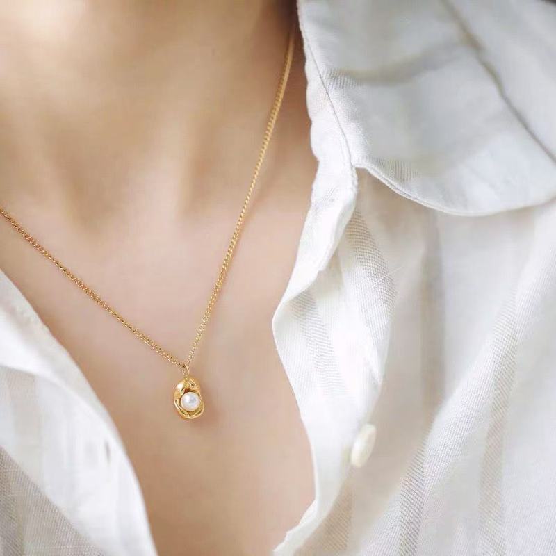 女性用クロスボーダー重ね着ゴールデンビーンズネックレス、秋の二層セーターチェーン、冬のニッチコールドスタイル鎖骨チェーンネックレス|undefined