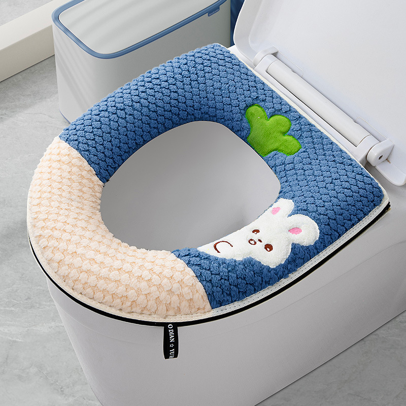 ダイコンのウサギは猫をよけて色にぶつかって手の便器を持ちます。|undefined
