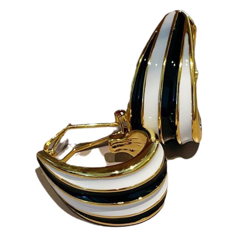 Alto grado 18K chapado en oro blanco y negro a rayas pendientes personalidad traje de moda nicho suéter cadena joyería de moda