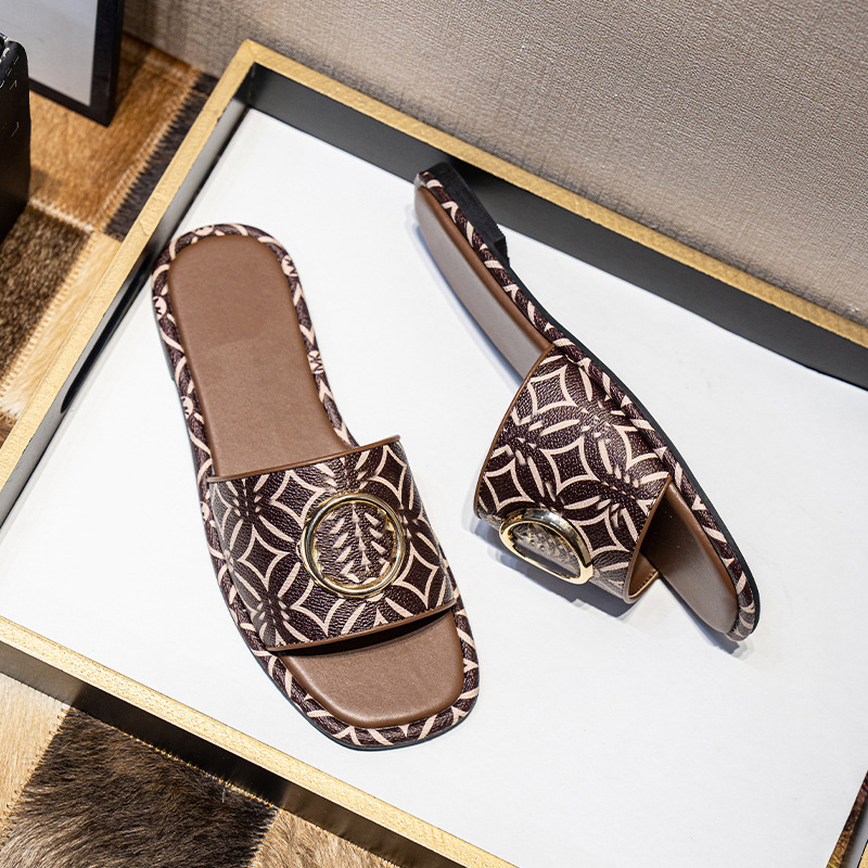 Flache Sandalen Europäische und amerikanische Outdoor-Flip-Flops mit bedruckten Buchstaben und Metallschnallen für Damen_voghion.com