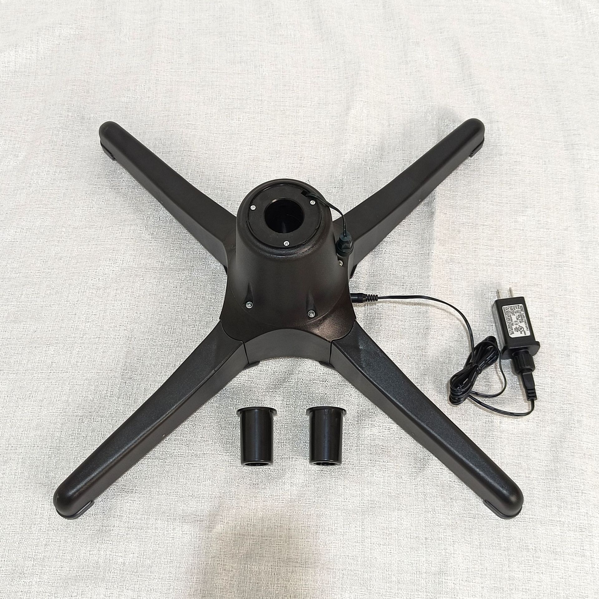 Accesorios de base rotatoria eléctrica del árbol de Navidad de control libre de dirección calibre ajustable de soporte de metal del árbol de Navidad pie de hierro