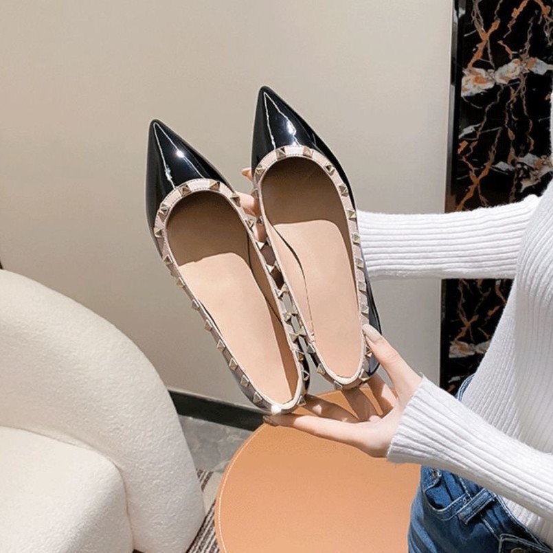 2026 nuevos zapatos de remaches de punta zapatos de cuero simple zapatos de mujer con suela plana y poco profunda zapatos de barco suave zapatos de mujer con tacones planos