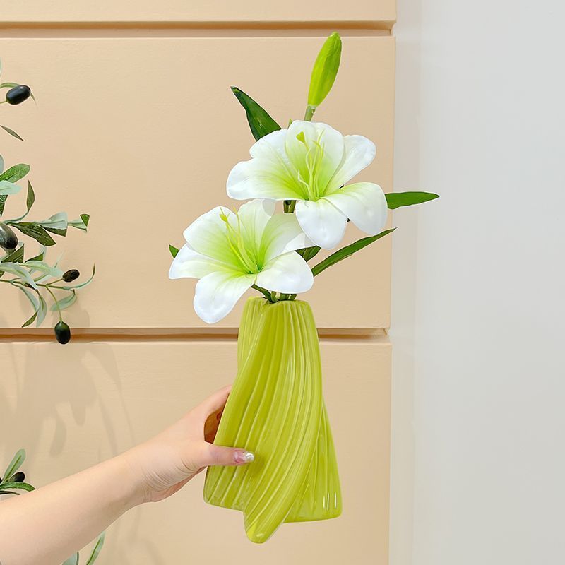 模擬ユリの花、緑の植物、装飾花、リビングルームのテーブルトップ、プラスチック花瓶、軽い高級フェイクフラワーオーナメント|undefined