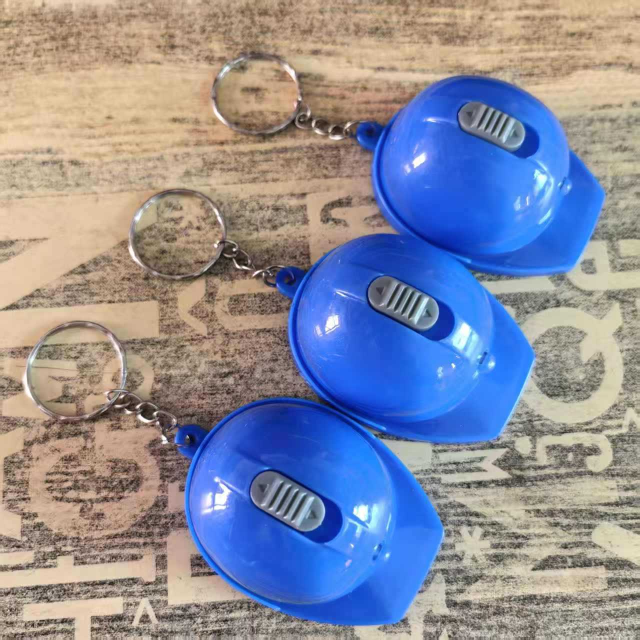 Nuevo hot sale LED casco abre botellas llavero logotipo personalizado con lámpara casco pequeño regalo