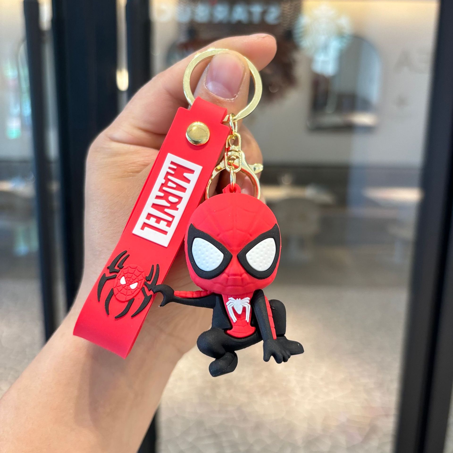 Cartoon Spider-Man llavero de PVC muñeca bolsa colgante Capitán América llavero hecho a mano pequeño regalo