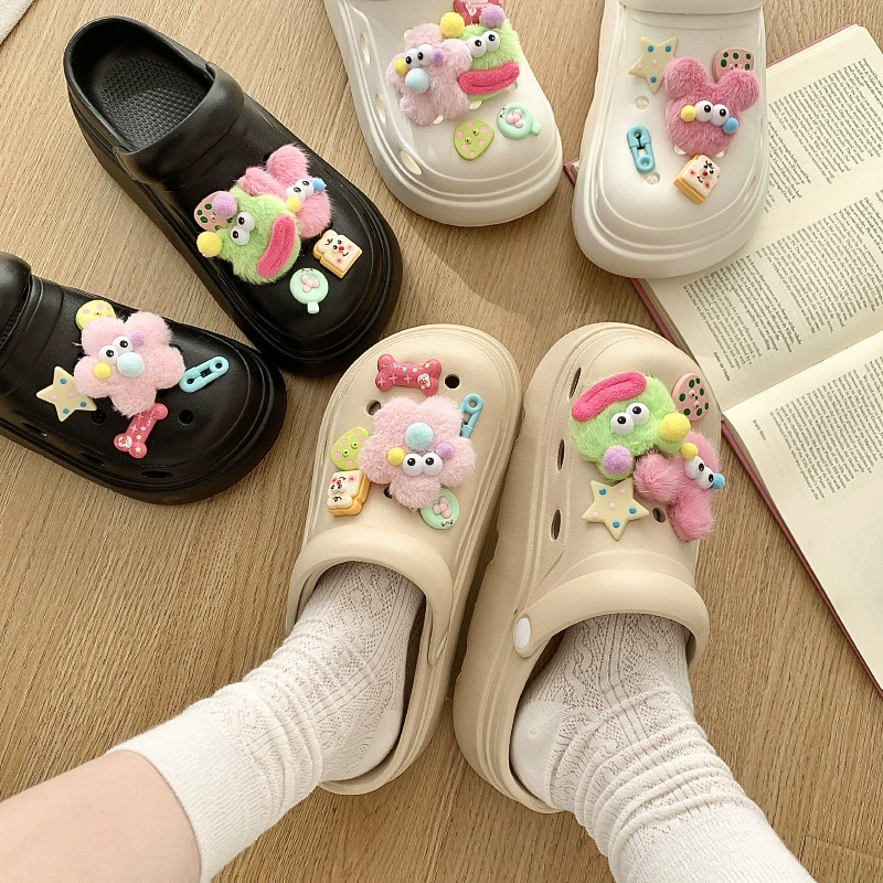 Женские пещерные туфли носят милые куклы летом