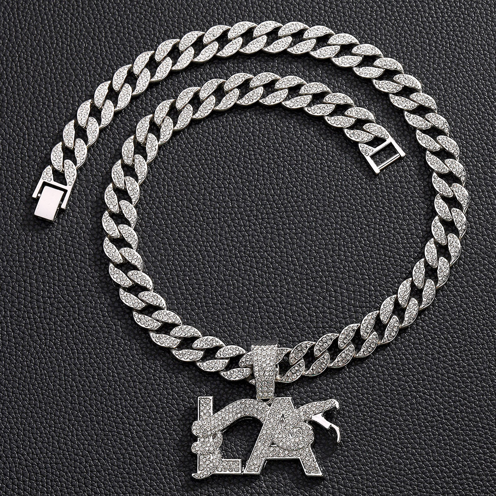 Nuevos productos transfronterizos calientes llenos de letras de diamante LA forma de serpiente personalidad collar logotipo de moda collar de joyas de cadena cubana