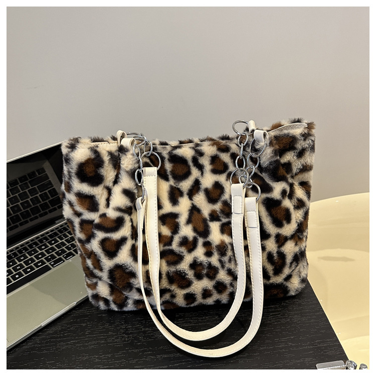 Estilo occidental estampado de leopardo de felpa cadena de moda este año personalizado todo-fósforo simple moda casual bolsa hombro bolsa de las axilas