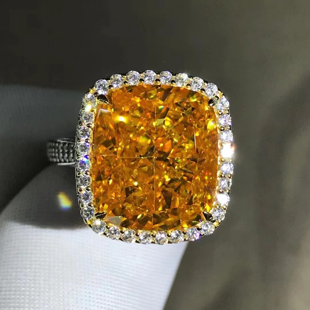Anillo de diamantes de alto carbono de alta definición corte en forma de almohada S925 galvanoplastia gruesa de plata con incrustaciones de 8 quilates amarillo Diamante de alto carbono