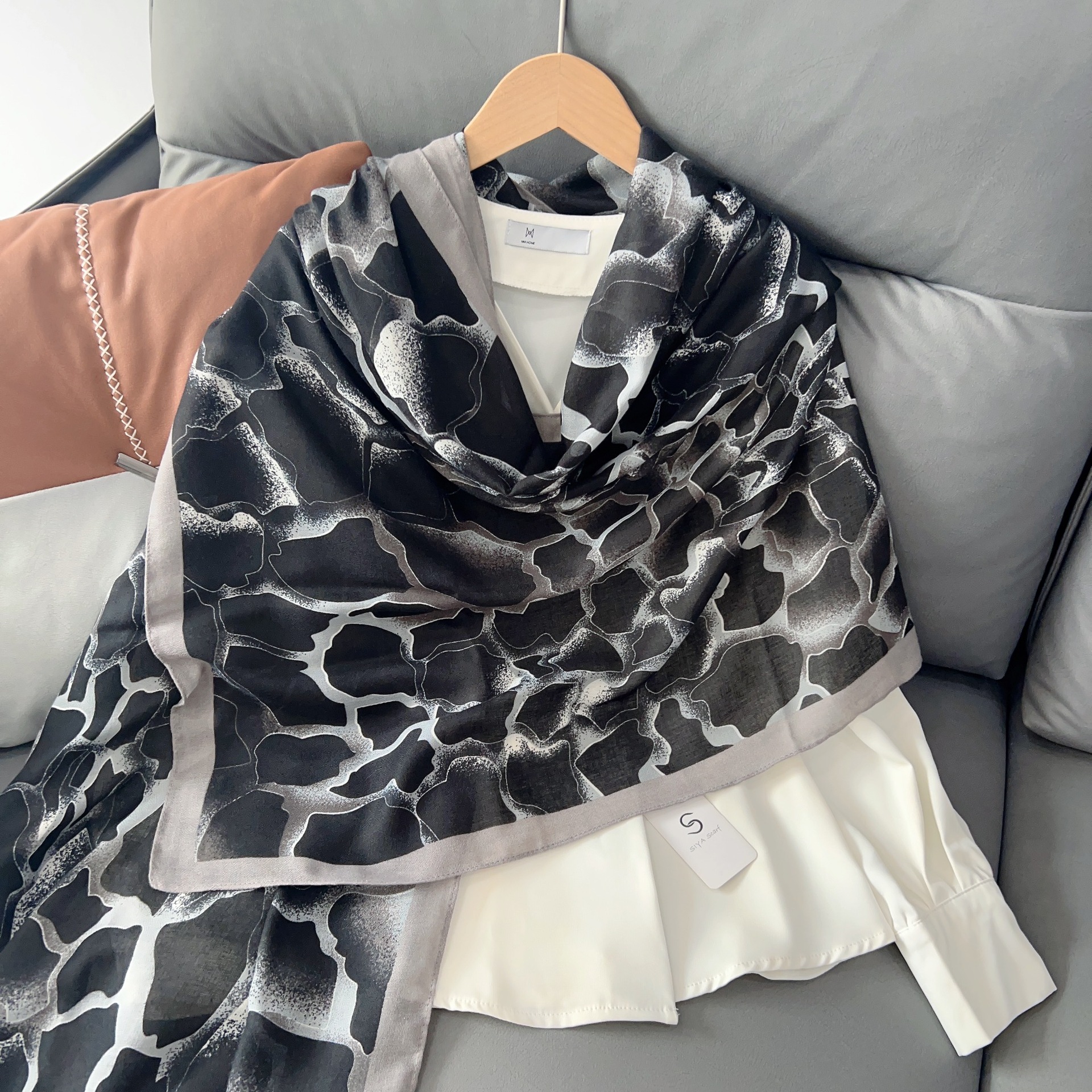 Women's Elegant Simple Style Color Block Cotton And Linen Printing Scarf display picture 1