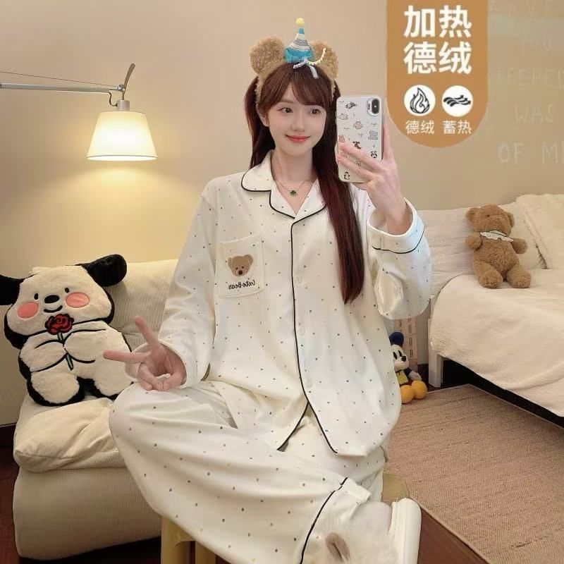 Pijamas de terciopelo al por mayor transfronterizos de mujeres otoño y invierno nuevos japoneses lindos dibujos animados manga larga conjunto grueso ropa cálida para el hogar