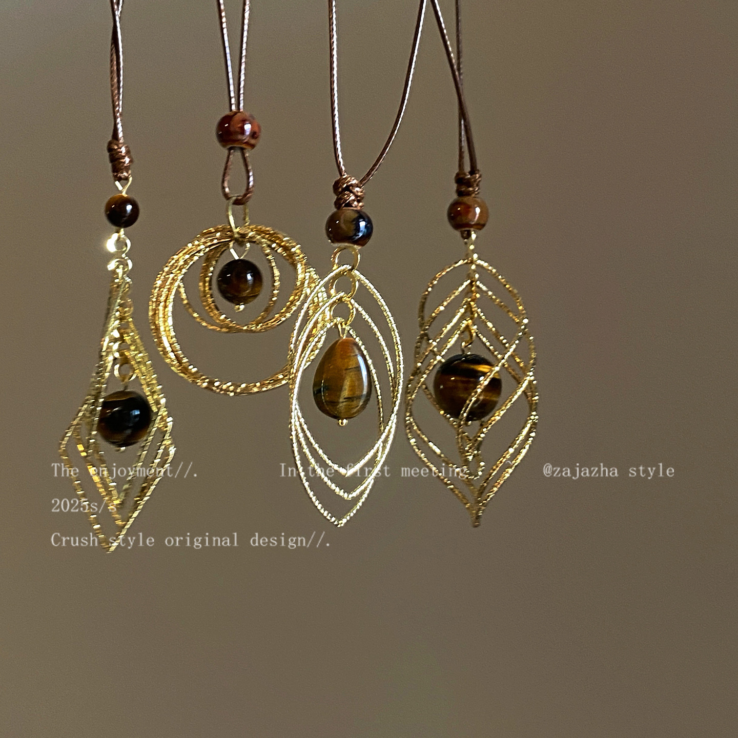 波西米亚金色羽毛虎眼石项链女轻奢高级感气质大气毛衣链装饰配饰