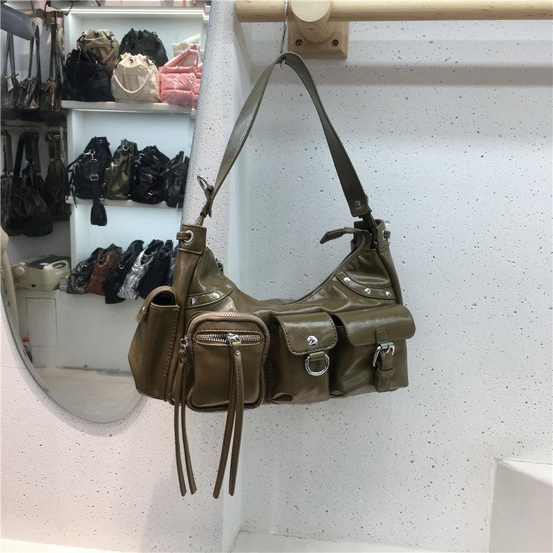 Esta temporada 2024 nuevas mujeres de la axila caliente chica motocicleta bolsa multi-Bolsillo remache bolsa de hombro bolsa de mensajero