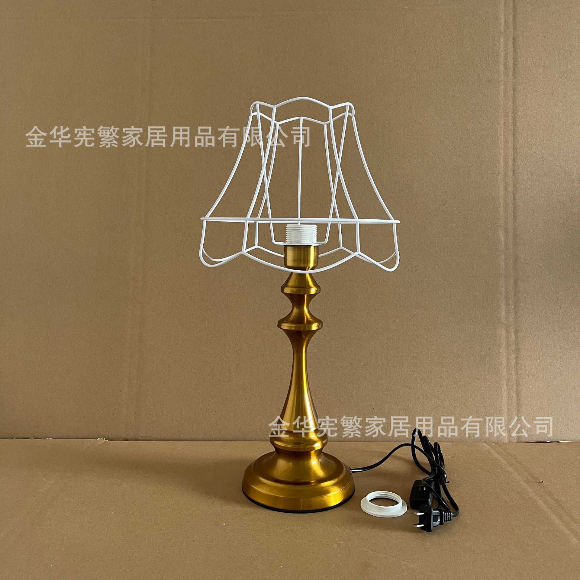 Xiaohongshu recomienda la combinación de marco de hierro con base de metal grande de cobre antiguo dorado E27 con lámpara de mesa retro casera de bricolaje