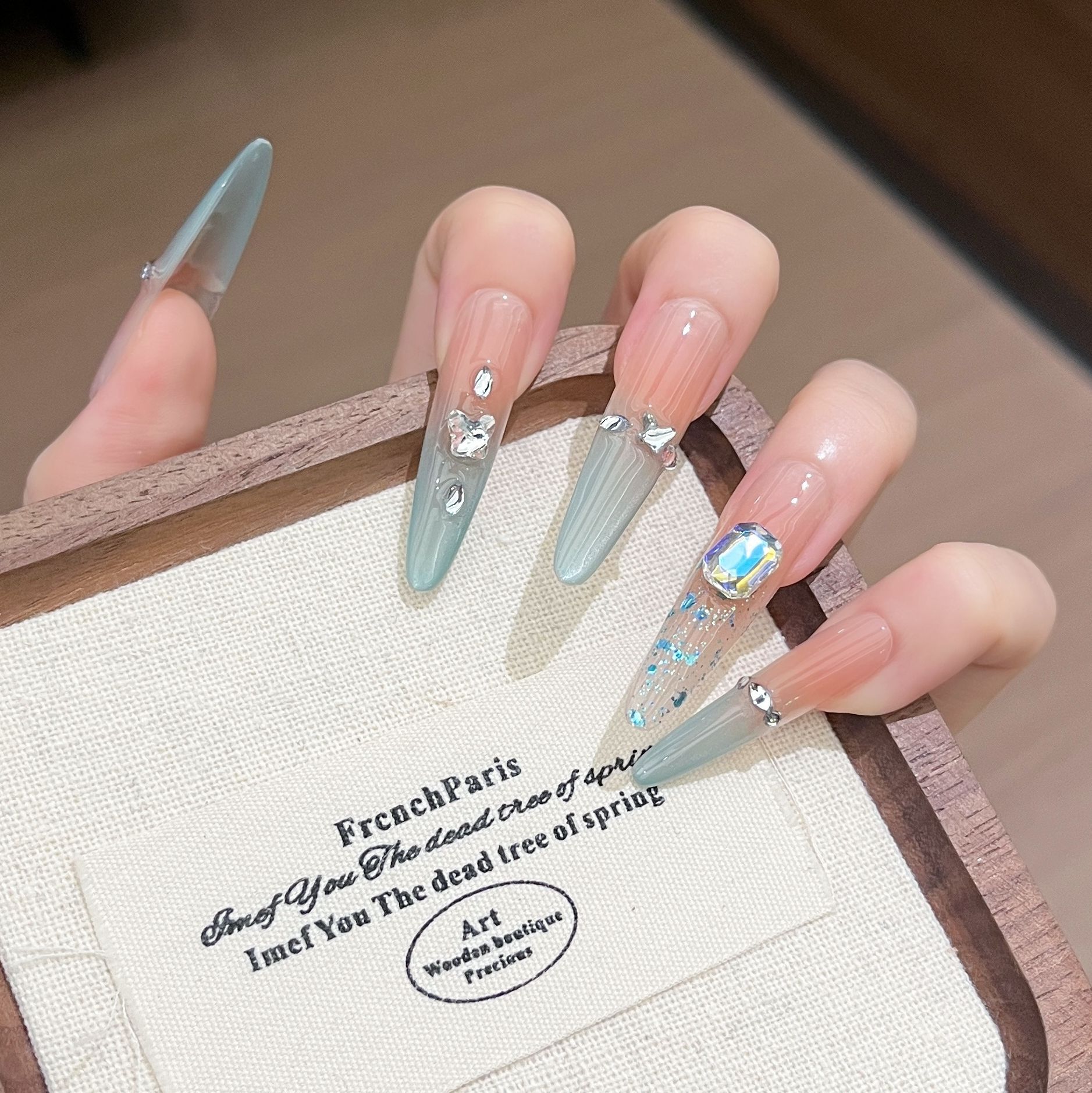 Ojos de gato puros hechos a mano para usar uñas largas delgadas perros manicure parches de uñas de alta calidad manicure al por mayor fabricantes
