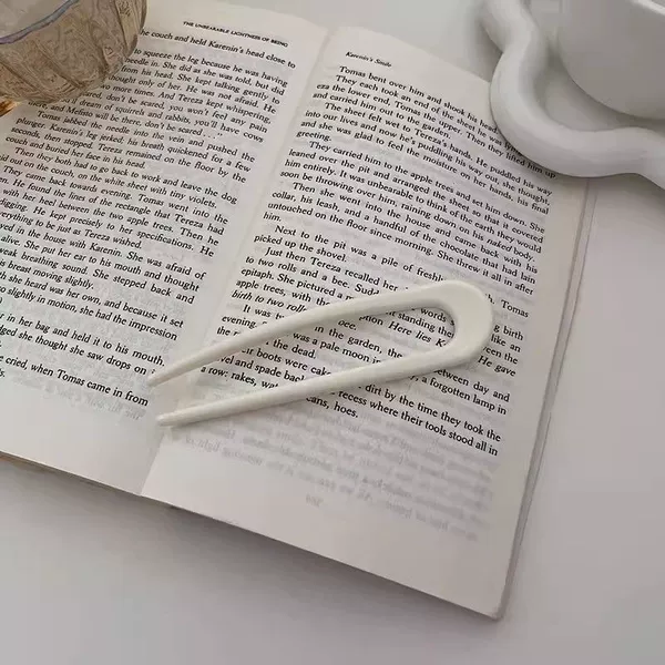 U-shaped hairpin [off-white]