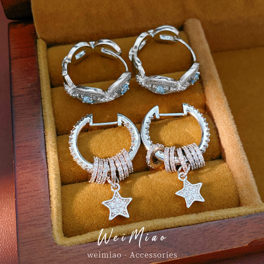Zircon estrellas redondas huecos perfiles de aretes de estilo de estilo personales de nicho ligero lujo alta sensación auriculares al por mayor