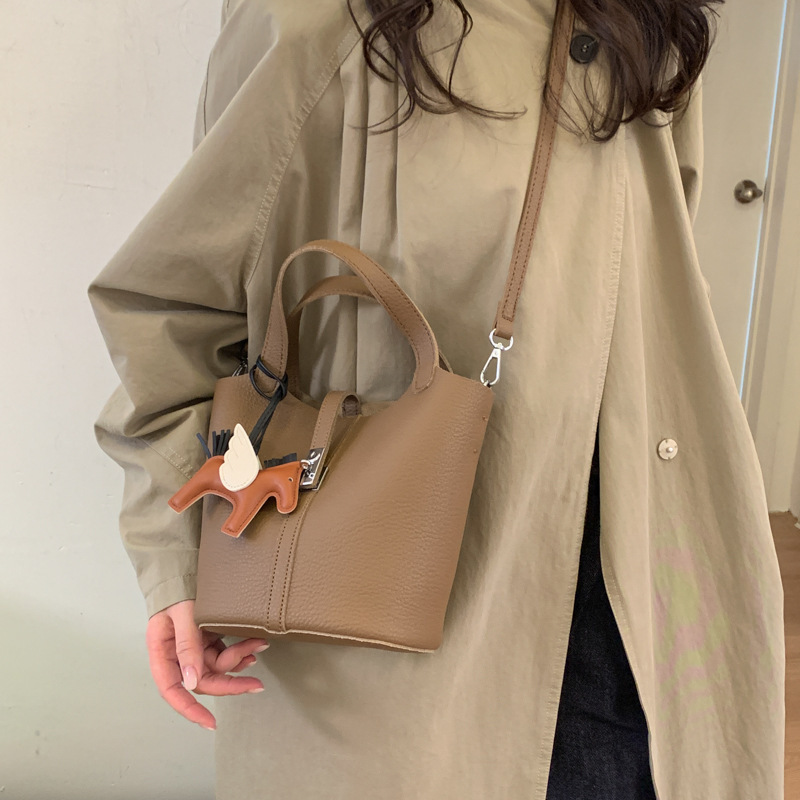 Simple soft leather bucket bag for women, compact handbag with a quality feel, versatile for daily commuting, can be worn as a crossbody, women's small bag