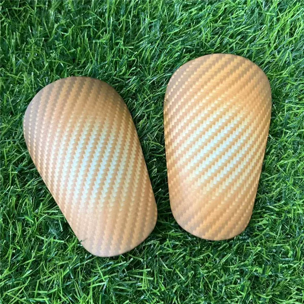 Football Shin Guards with Carbon Fiber Pattern, Anti-Collision Foam Lining, Sports Knee Pads, Sports Protective Gear for Primary School Students, Wholesale Manufacturer