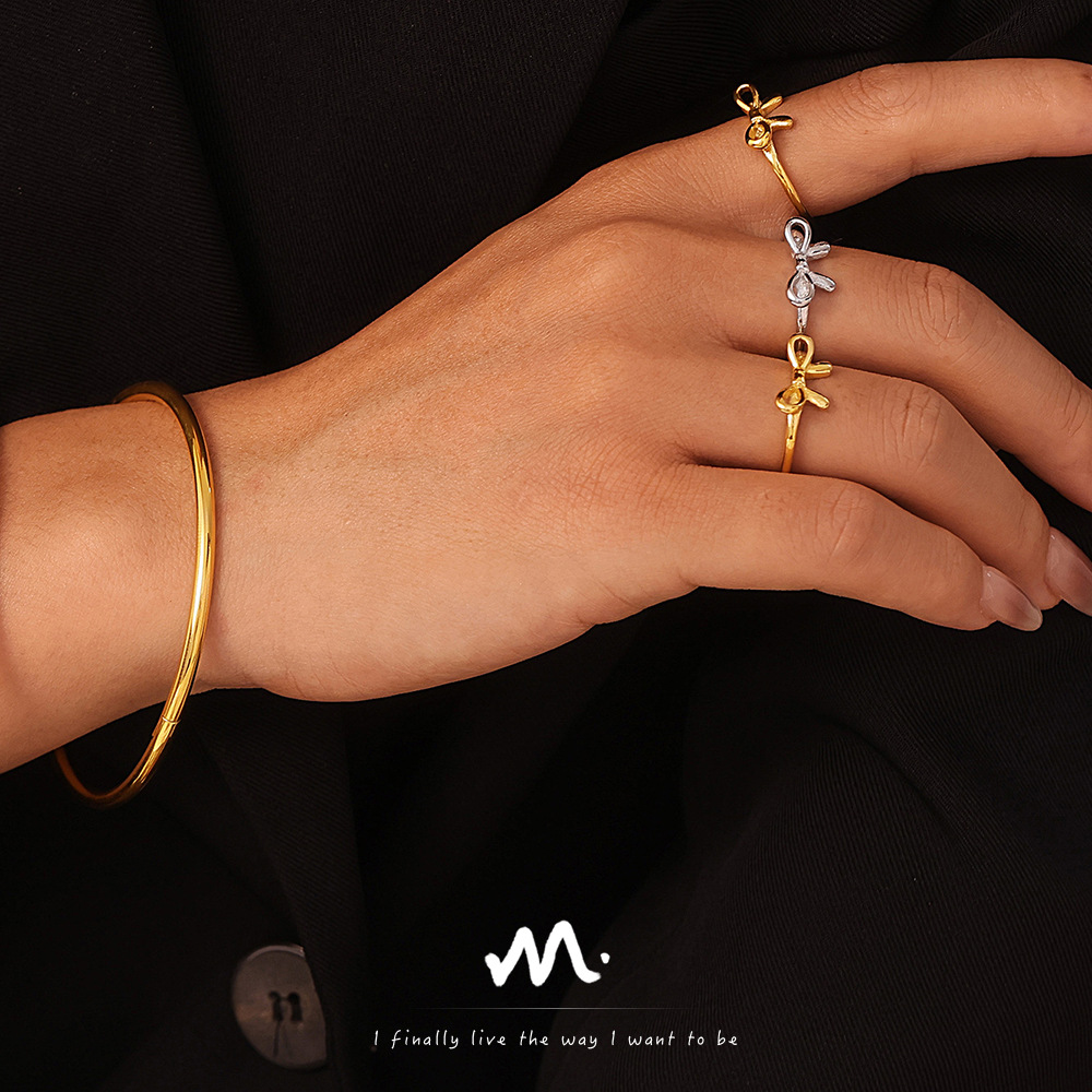 Anello con fiocco, fibbia liscia, anello semplice, bracciale in acciaio inossidabile PVD placcato oro, set di gioielli in stile Ins di moda di nicchia_voghion.com