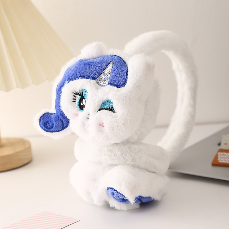 冬の日本のアニメのぬいぐるみの耳カバーの子供は耳を大切にします。|undefined