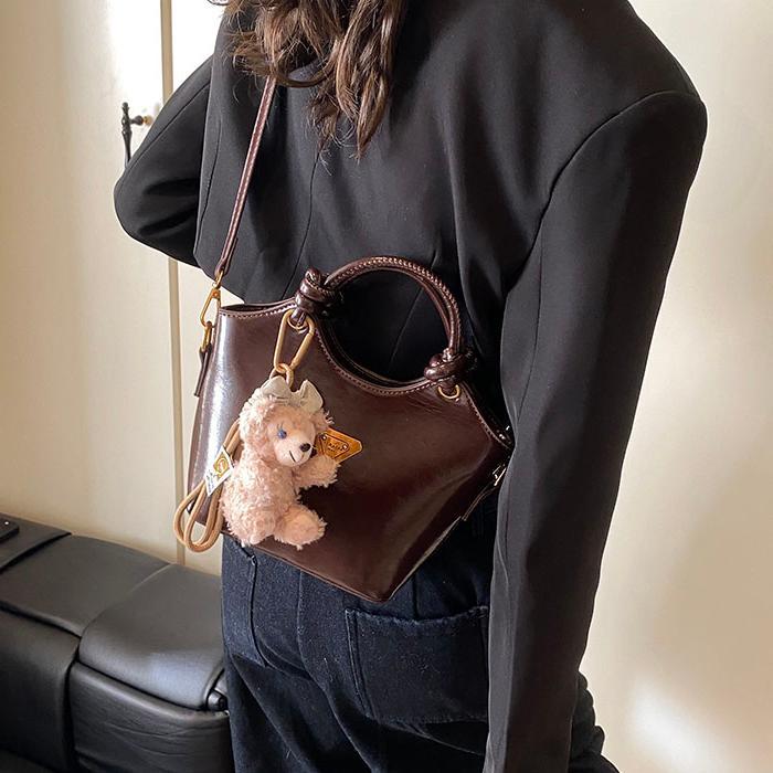 Nicho de diseño bolso de mano mujer 2025 nuevo estilo de moda bolso de hombro de aire extranjero sensación de alto nivel versátil bolso de cubo de transporte