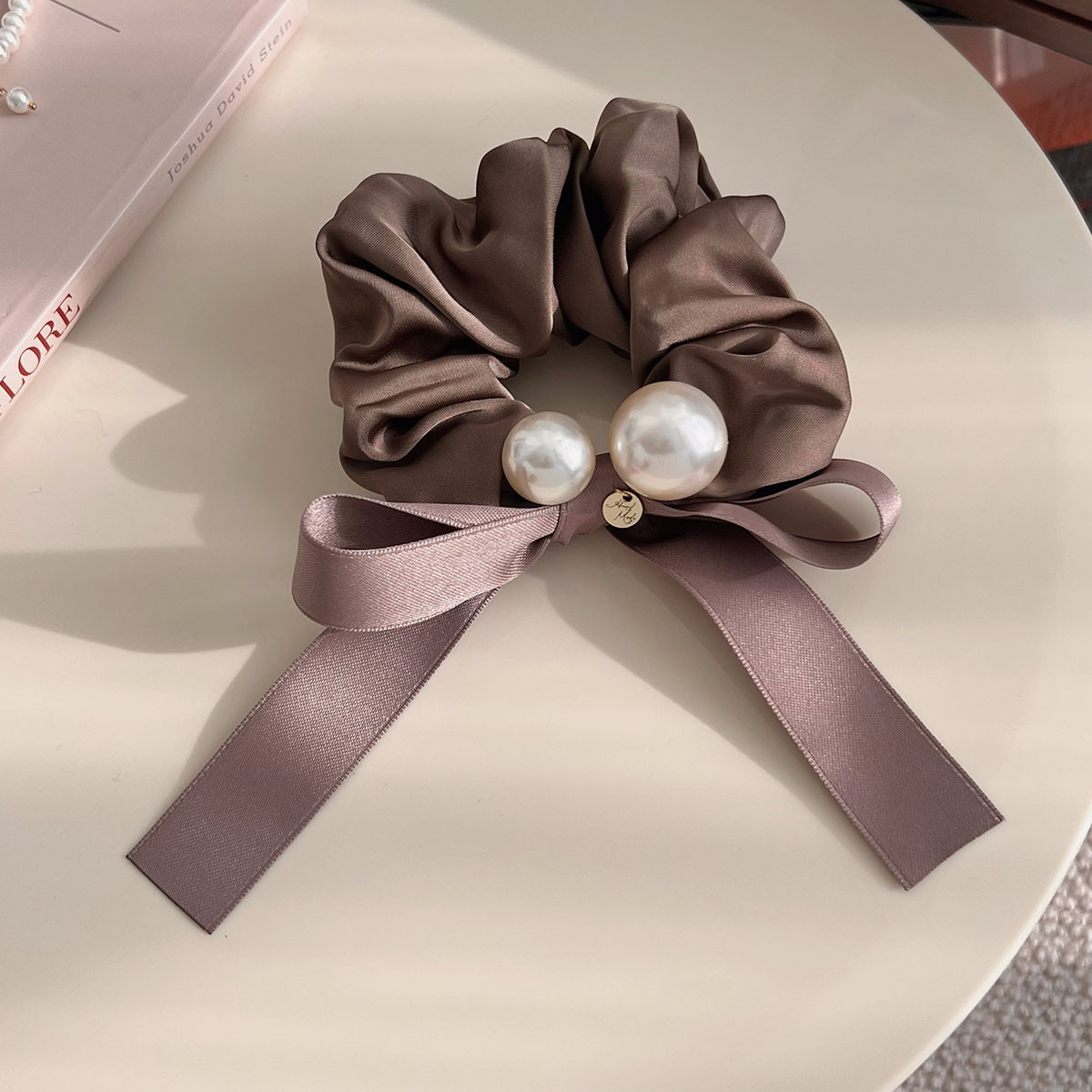 Coletero con lazo y perlas elegante accesorio para el cabello_voghion.com