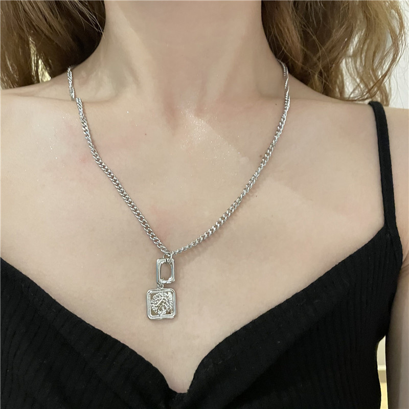 Vente En Gros Bijoux Pendentif Pièce Carrée Collier Double Couche Nihaojewelry display picture 7