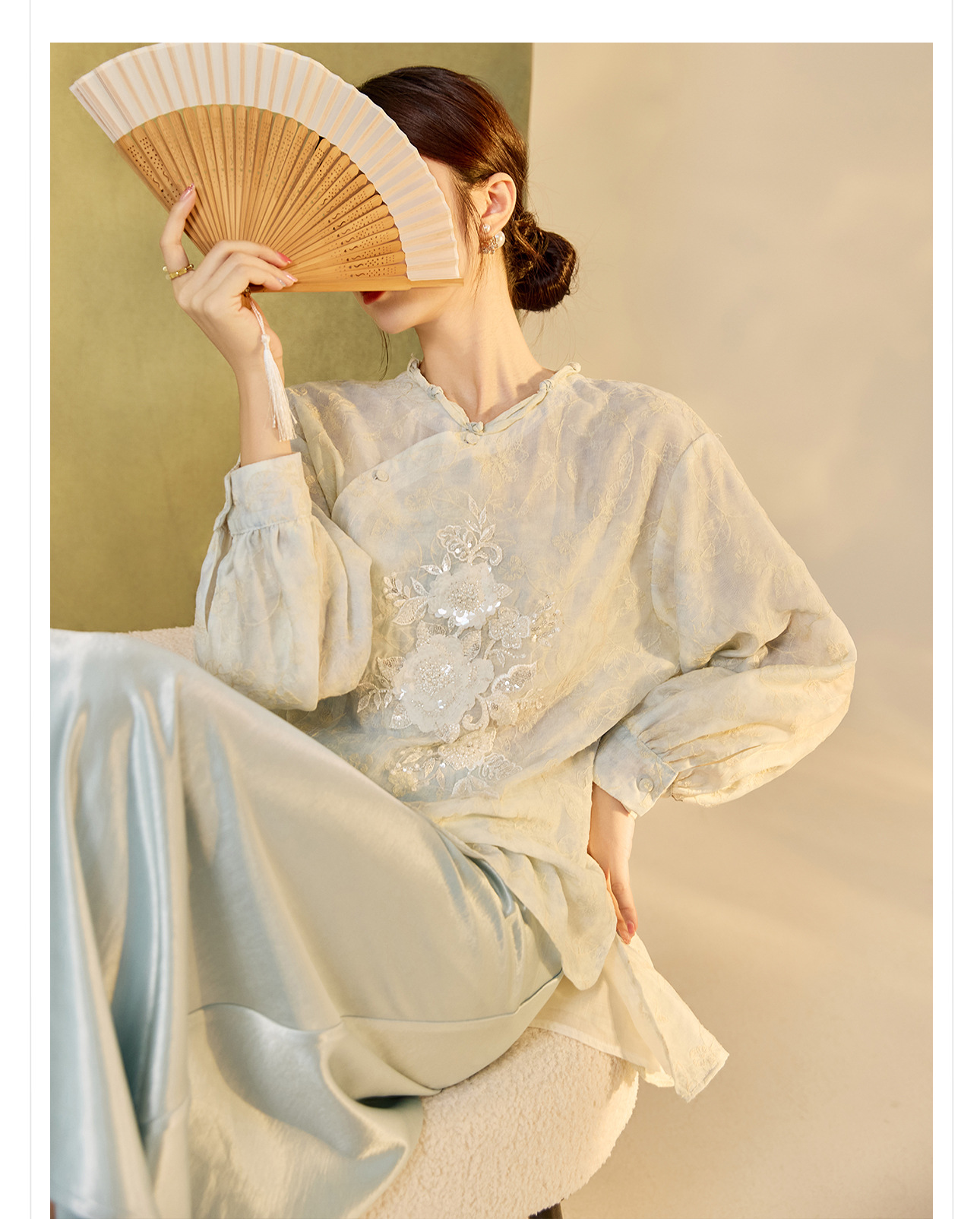 Áo sơ mi thêu phong cách retro đầu thu 2026, cổ chéo nghệ thuật, phong cách Tân Trung Hoa — màu xanh nhạt chi tiết 7