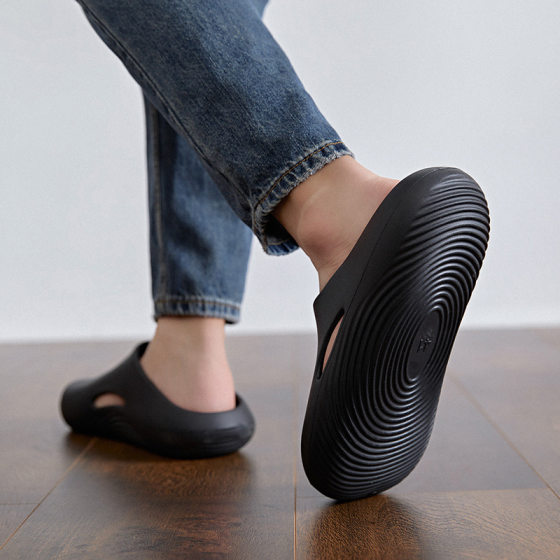 For cross-border 2025 new men's bread hole slippers thick bottom non-slip excrement feeling outside wear sandals men's shoes outdoor