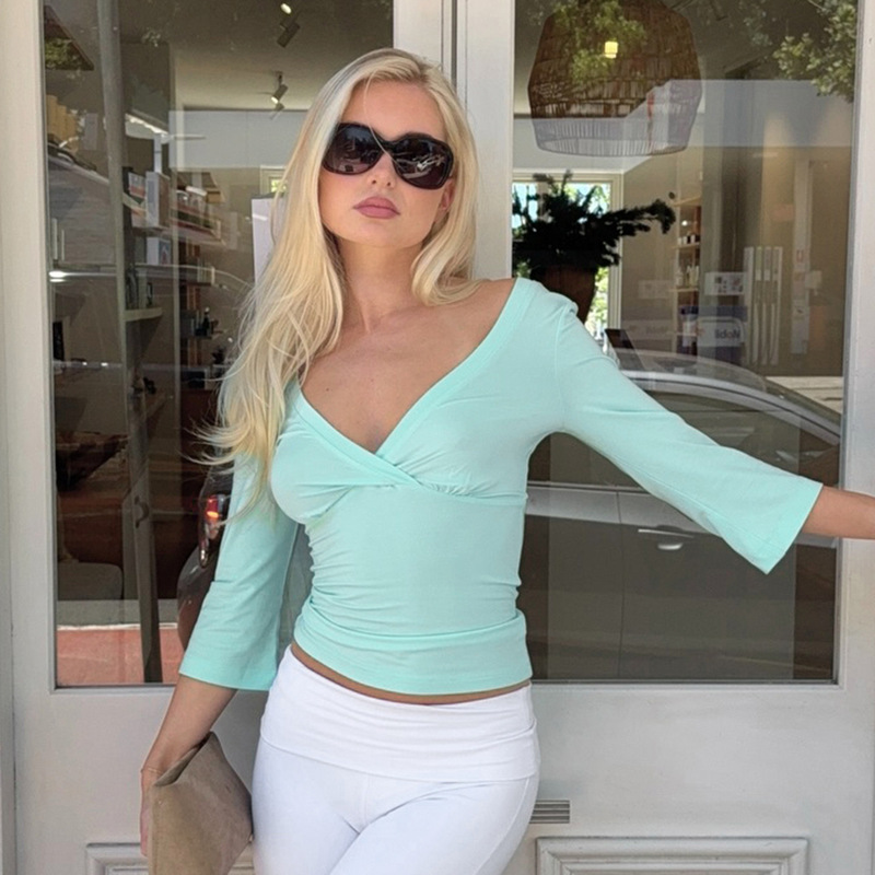 Cross-border European and American style, sophisticated and elegant, deep V-neck, three-quarter sleeves, slim-fit T-shirt, solid color, minimalist design, lightweight knit top, women's clothing Cross-border European and American style, sophisticated and elegant, deep V-neck, three-quarter sleeves, slim-fit T-shirt, solid color, minimalist design, lightweight knit top, women's clothing