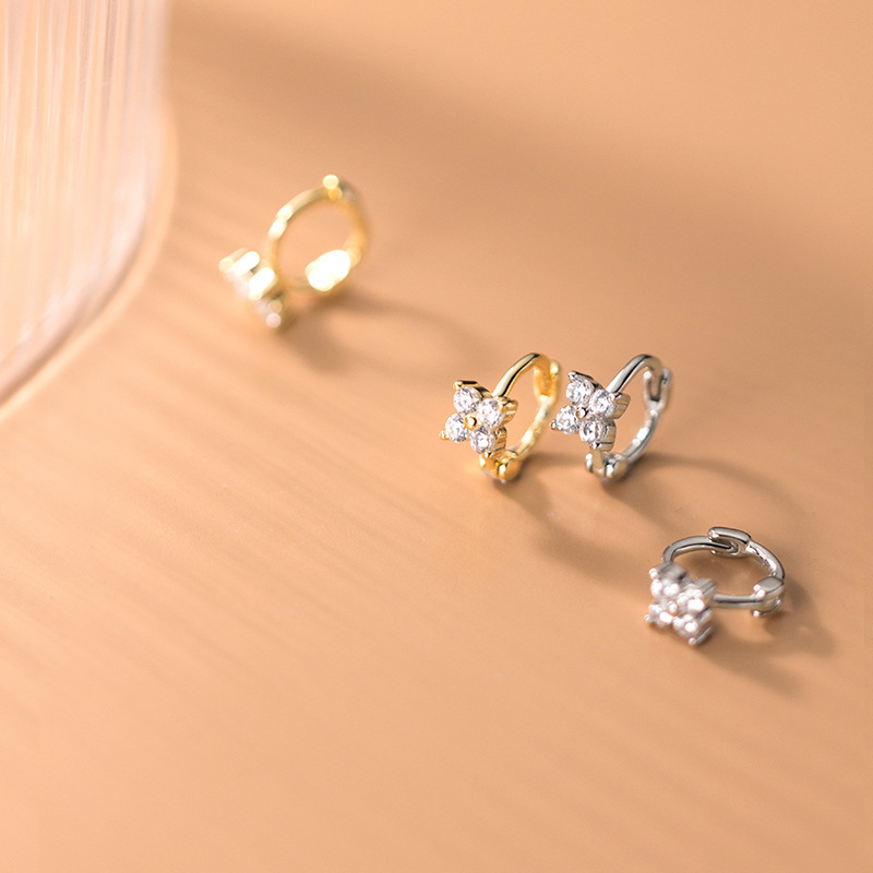 Eloch s925 botón de orejas de plata para mujeres estilo coreano simple con diamantes de cuatro flores dulces y lindos temperamento pendientes G8602