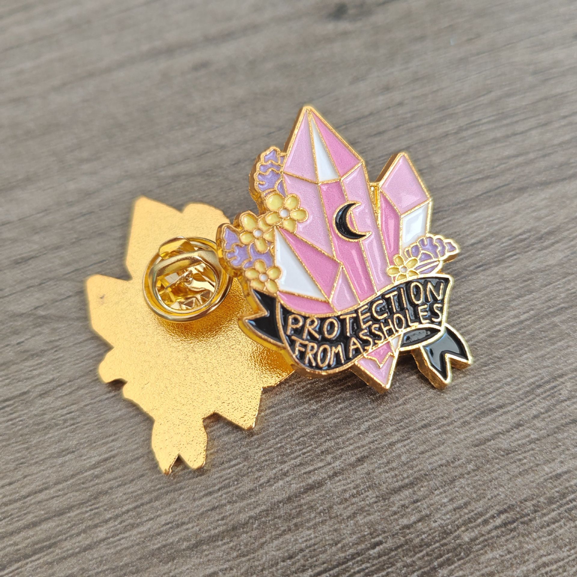 Broche amulette lune sorcière tendance en cristal rose, insigne métallique pour sac à dos style dessin animé/anime (vente en gros)_voghion.com
