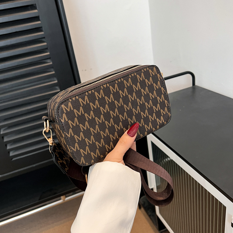 Bolso cuadrado pequeño de comercio exterior transfronterizo Bolso femenino de todo fósforo con estampado retro Bolso de cámara de moda Bolso bandolera ancho de moda