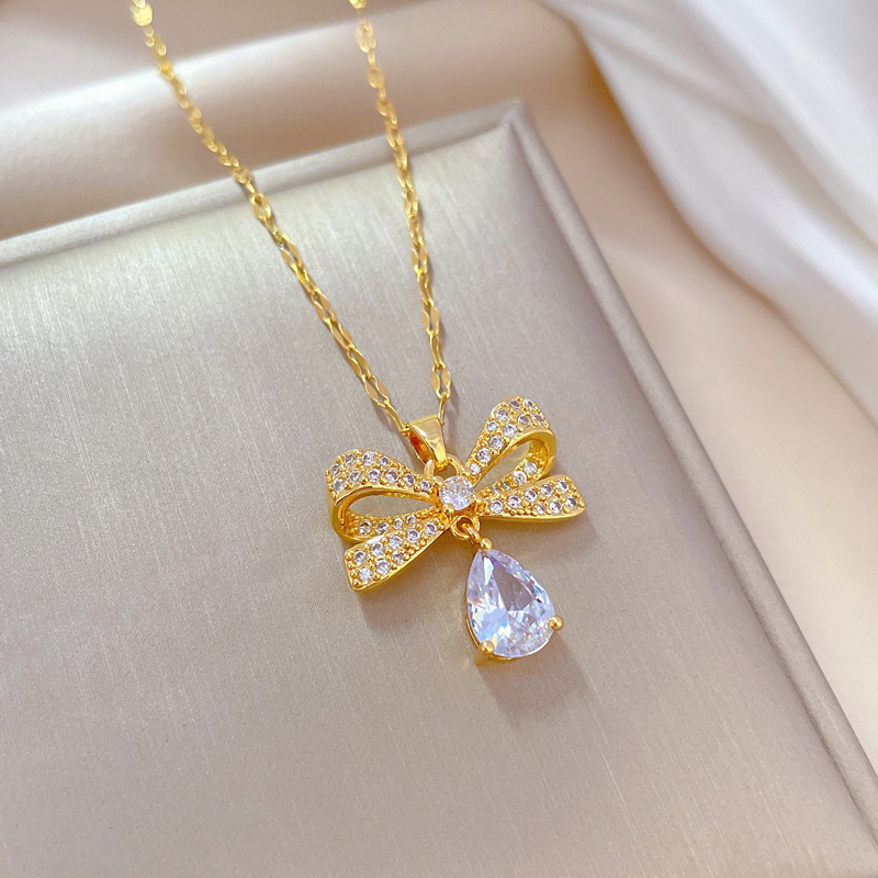 Set collana e orecchini a goccia con farfalla gioielli lusso_voghion.com